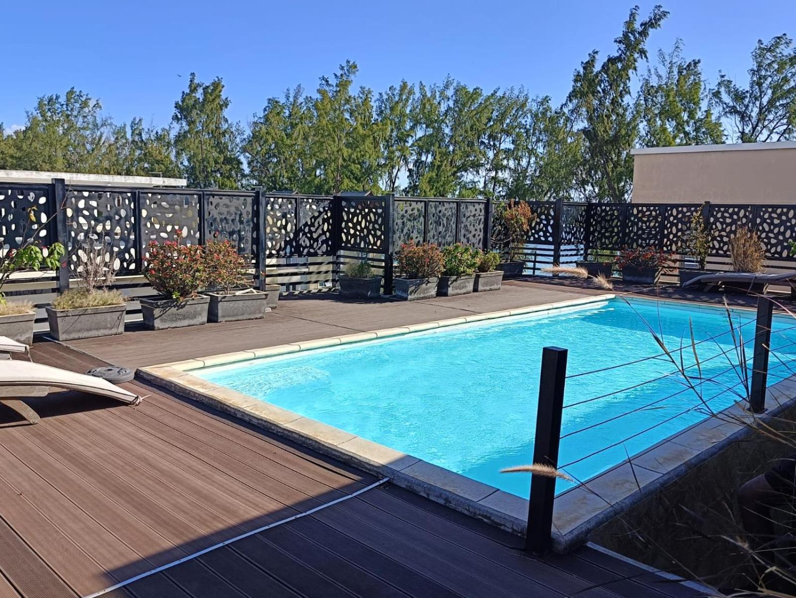 Newly Renovated Studio Apartment With Rooftop Pool, Few Steps To The Beach Flic-en-Flacq Exteriör bild
