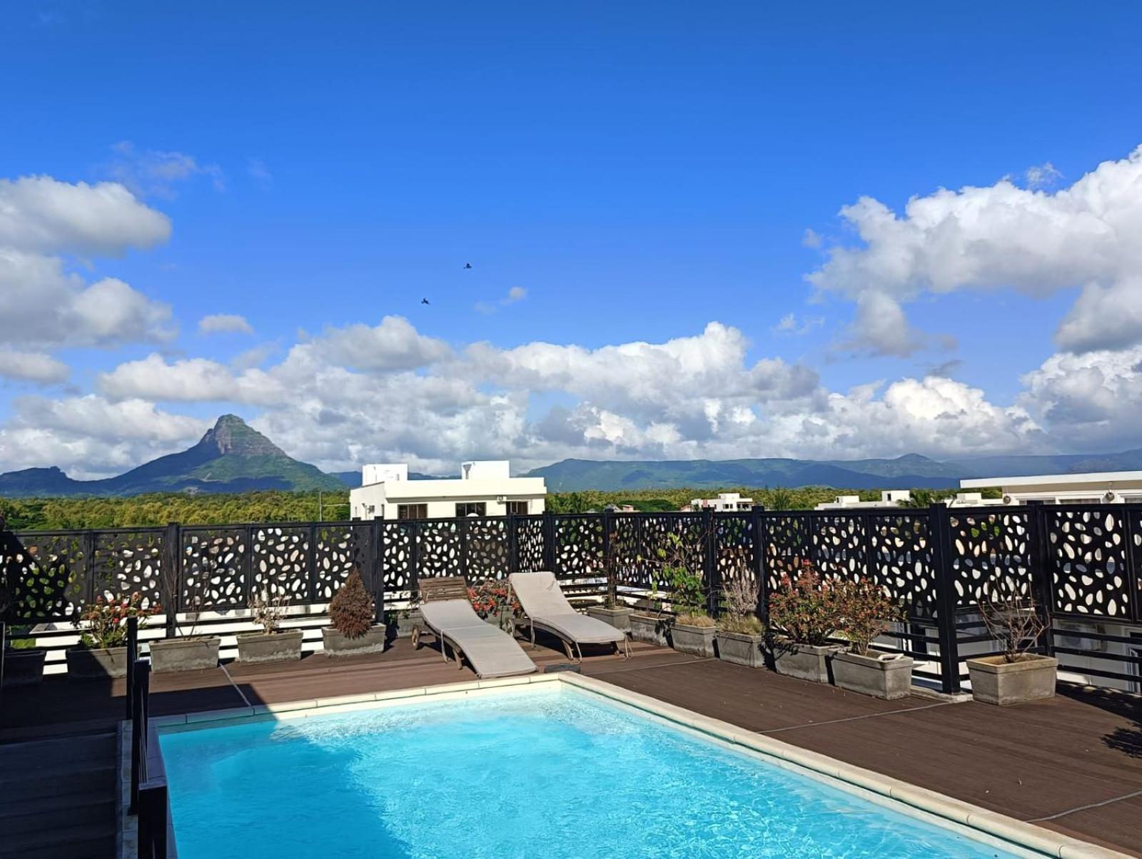 Newly Renovated Studio Apartment With Rooftop Pool, Few Steps To The Beach Flic-en-Flacq Exteriör bild