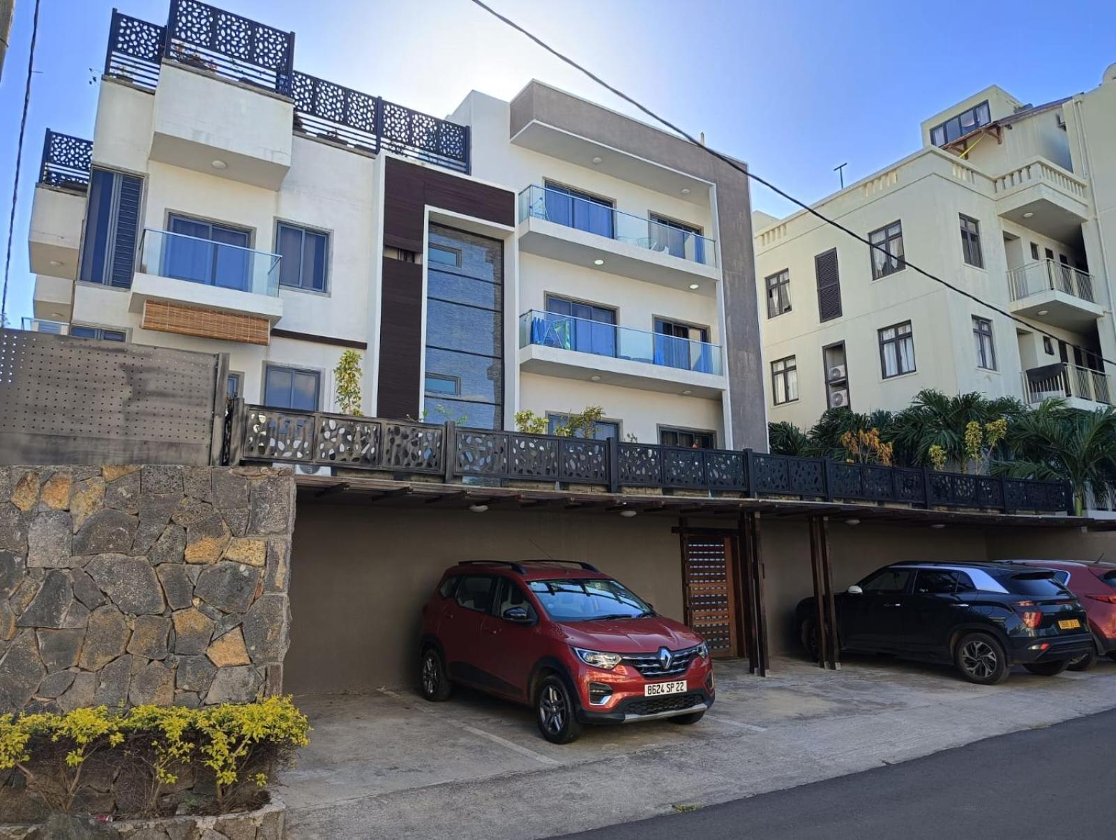 Newly Renovated Studio Apartment With Rooftop Pool, Few Steps To The Beach Flic-en-Flacq Exteriör bild