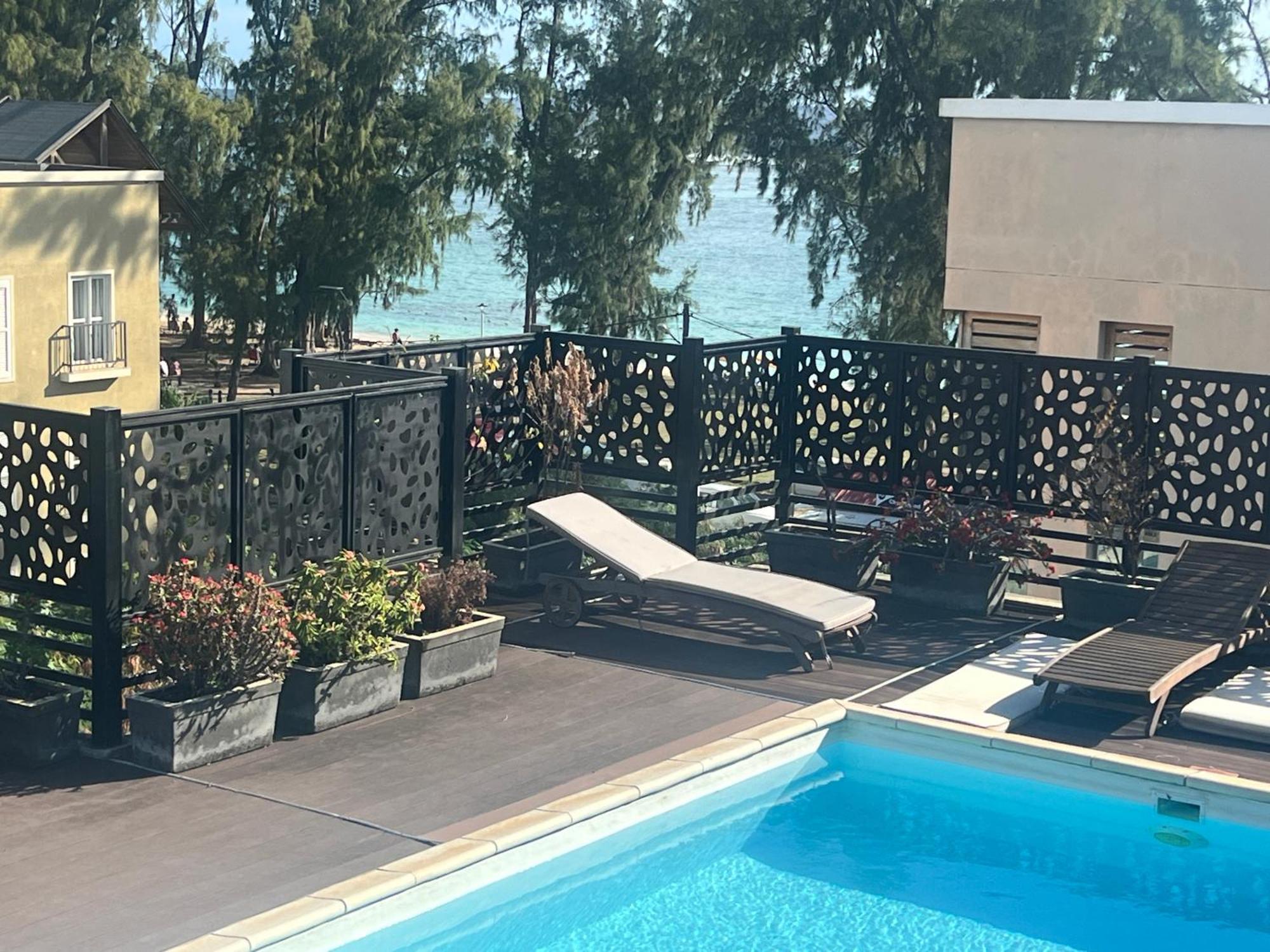 Newly Renovated Studio Apartment With Rooftop Pool, Few Steps To The Beach Flic-en-Flacq Exteriör bild