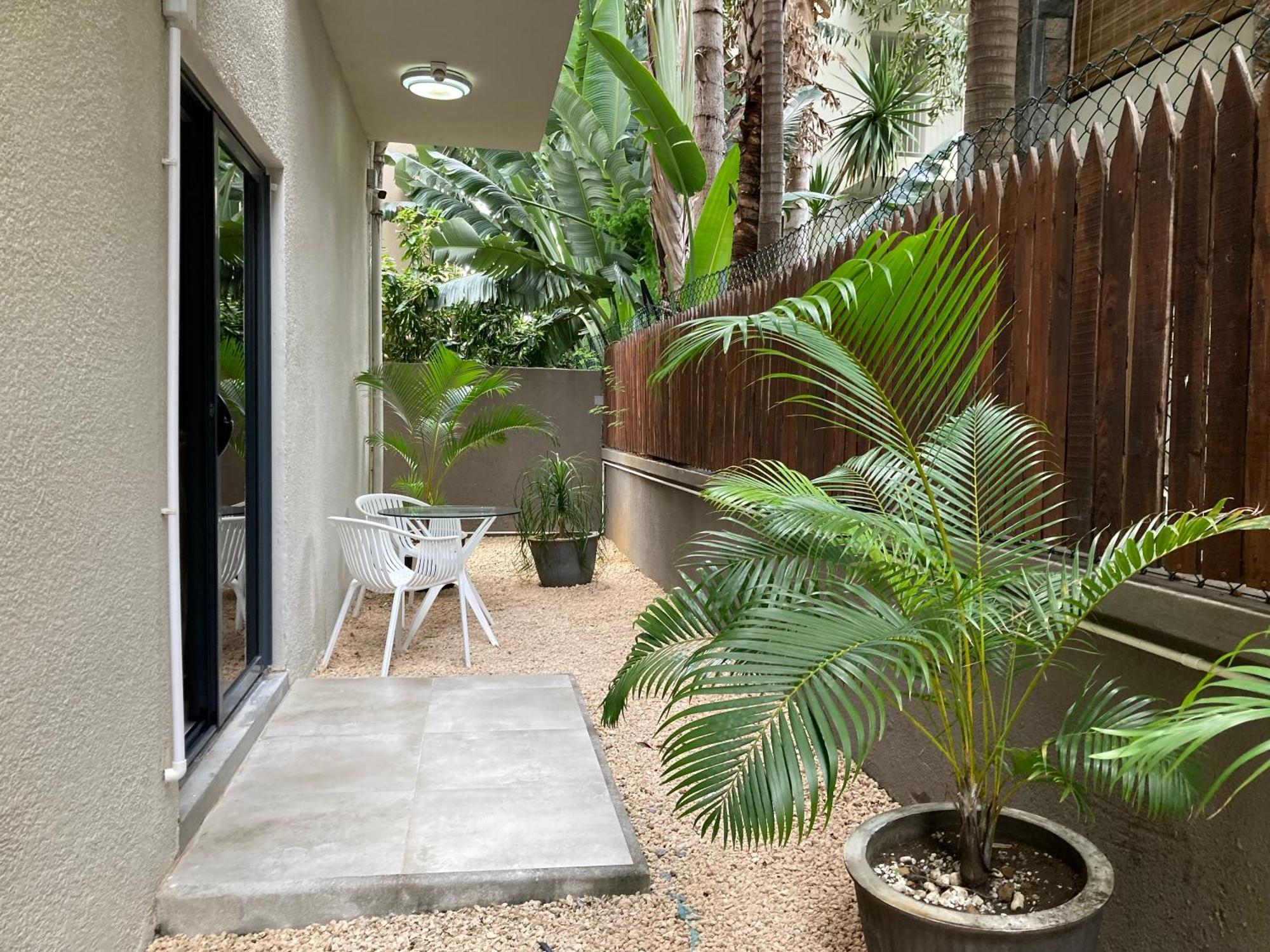 Newly Renovated Studio Apartment With Rooftop Pool, Few Steps To The Beach Flic-en-Flacq Exteriör bild