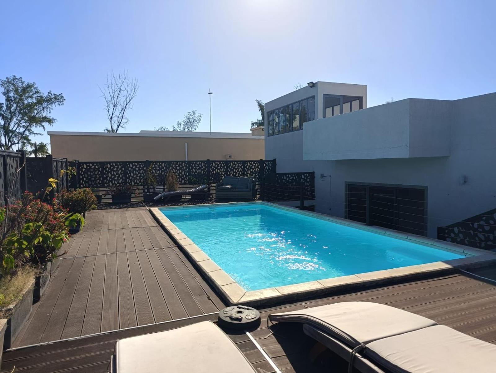 Newly Renovated Studio Apartment With Rooftop Pool, Few Steps To The Beach Flic-en-Flacq Rum bild